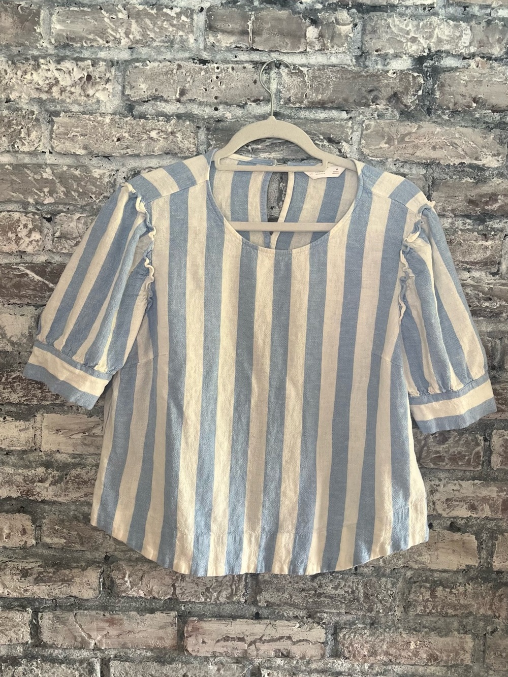 Light Blue & White Striped Linen Short Sleeve Top. Keyhole back smoke & pet free